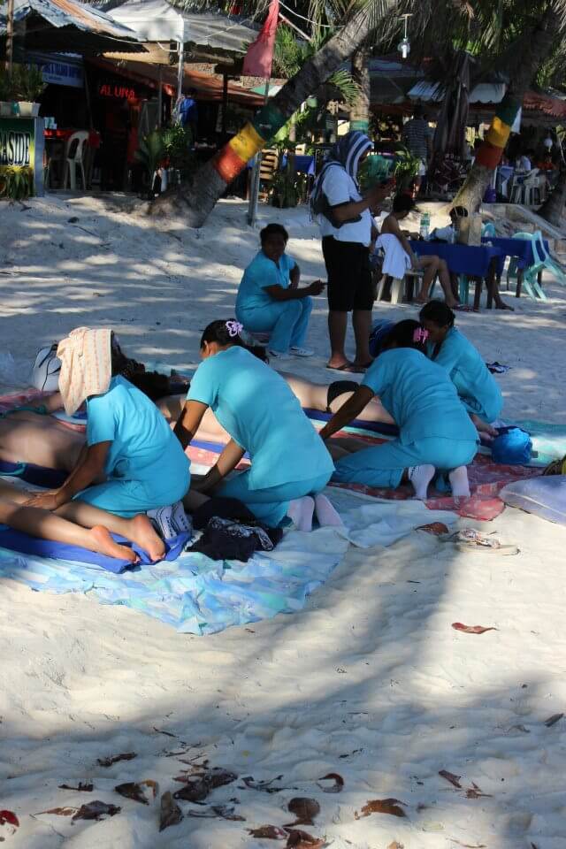 Masaj yapan ve yaptıran insanlar