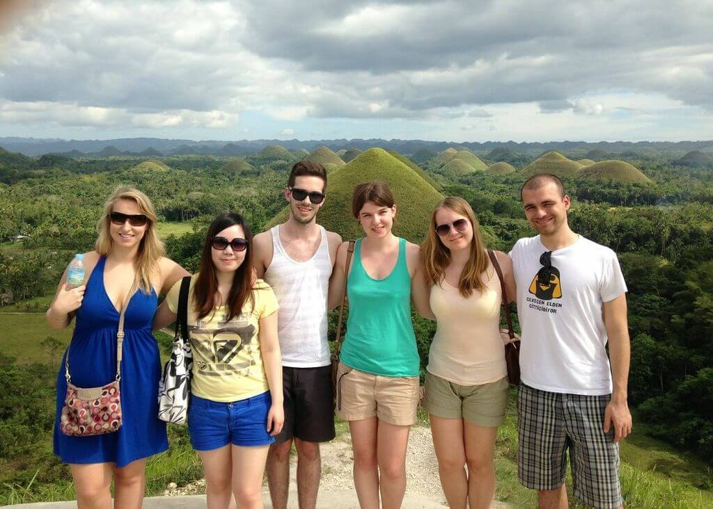 Herkesin güneş gözlüğü takmasının sebebi var. Gözlerime bakın.
